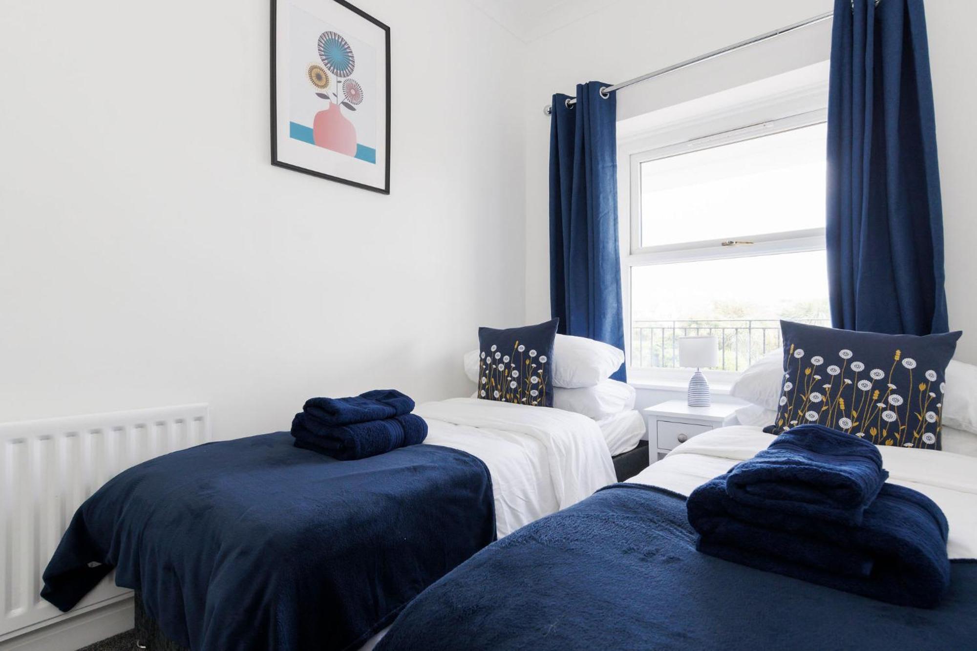 Two Bed With Sea Views In Appartamento