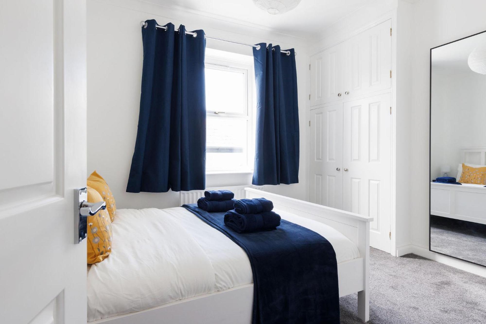 Two Bed With Sea Views In Apartment