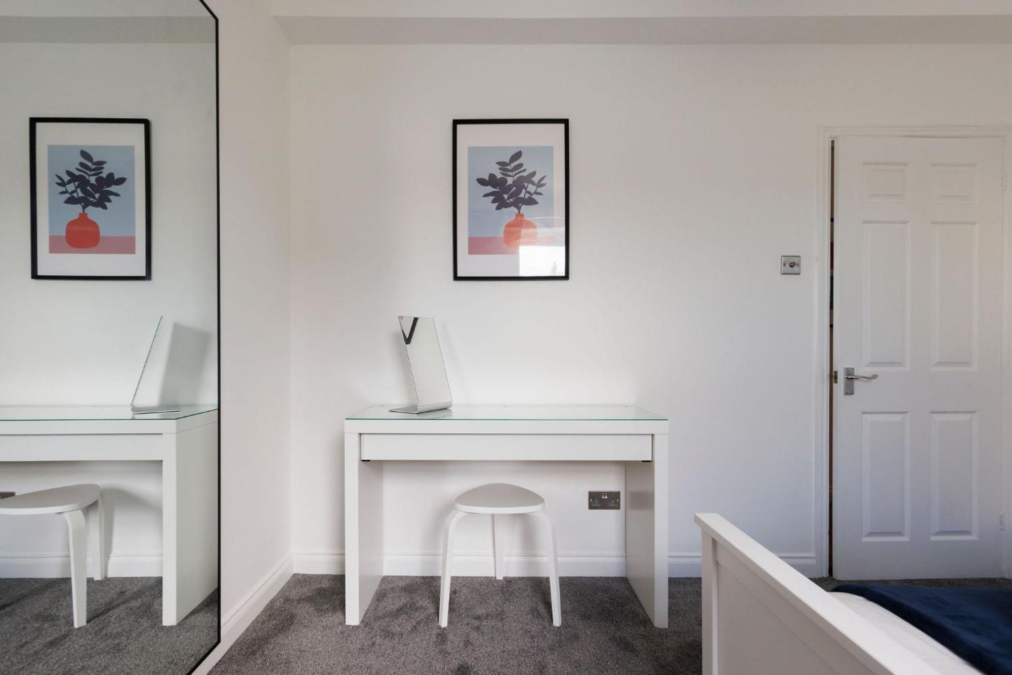 Two Bed With Sea Views In *